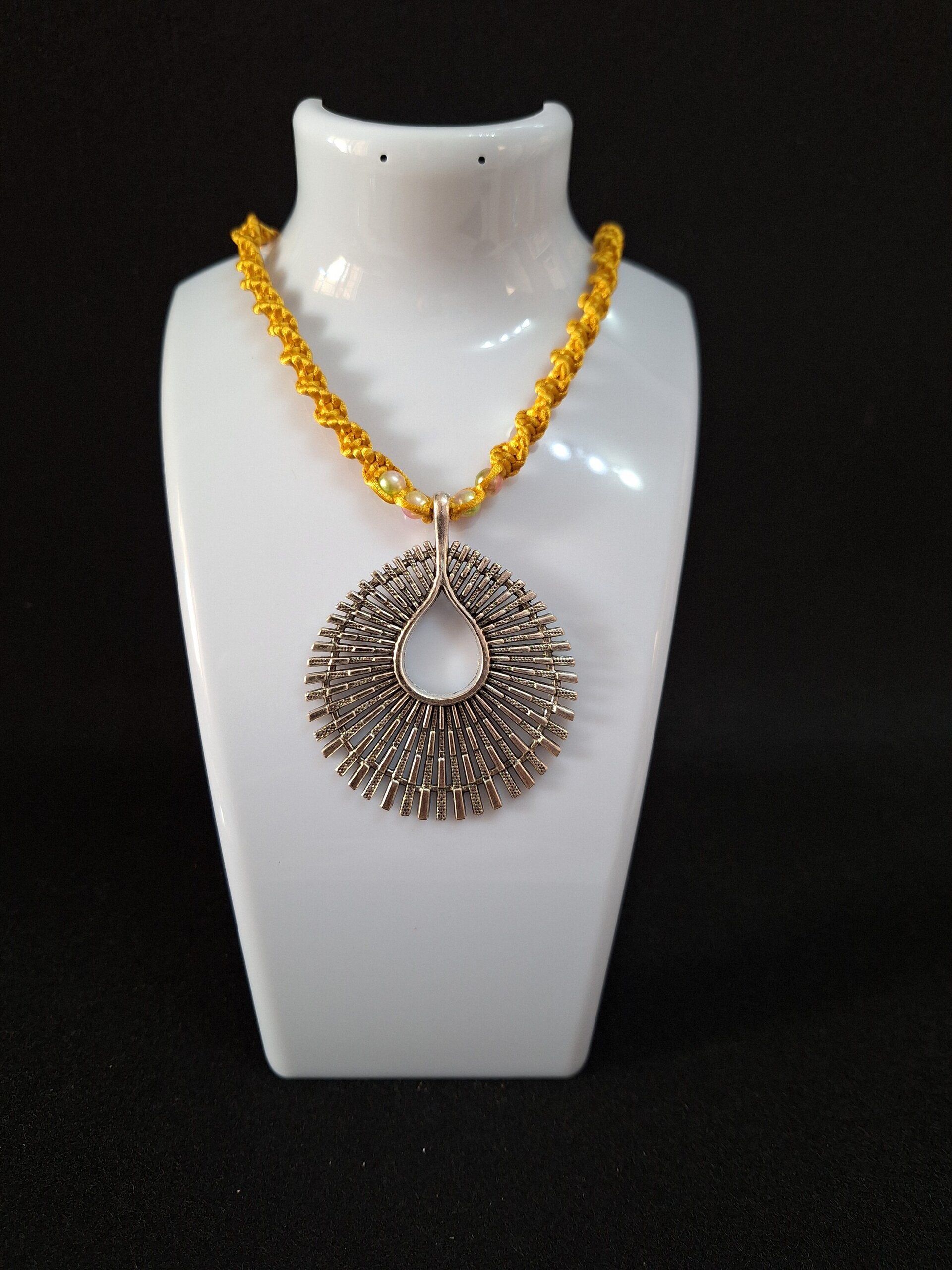 MEDALLON DORADO / golden medallion - 2